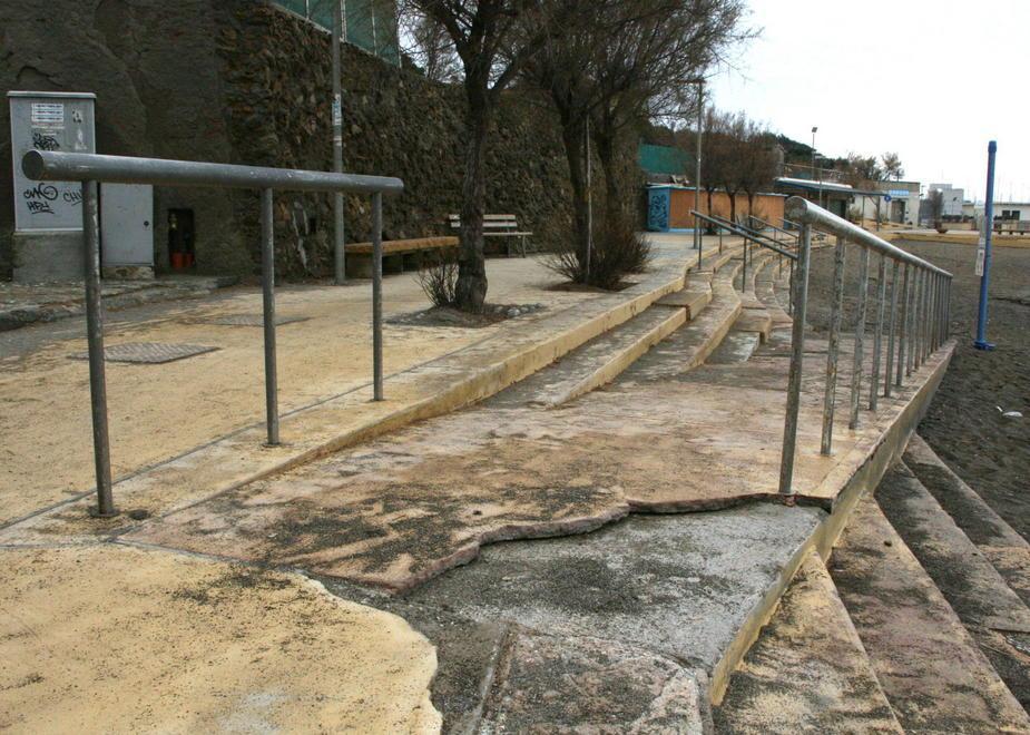 La passeggiata di Caletta, rovinata dalle mareggiate