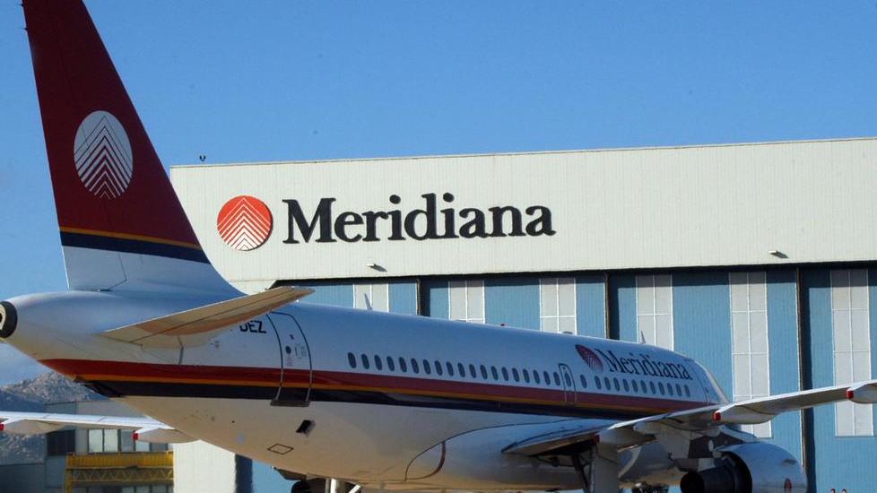 Un aereo di Meridiana nell'hangar