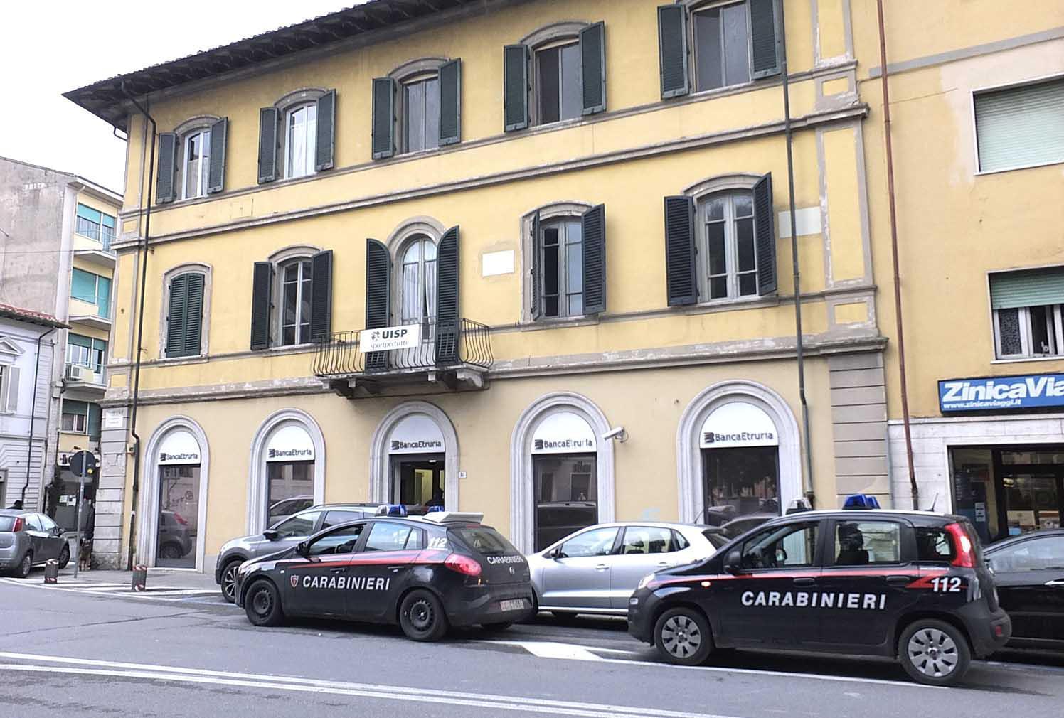 In tre rapinano la Banca Etruria e scappano a piedi