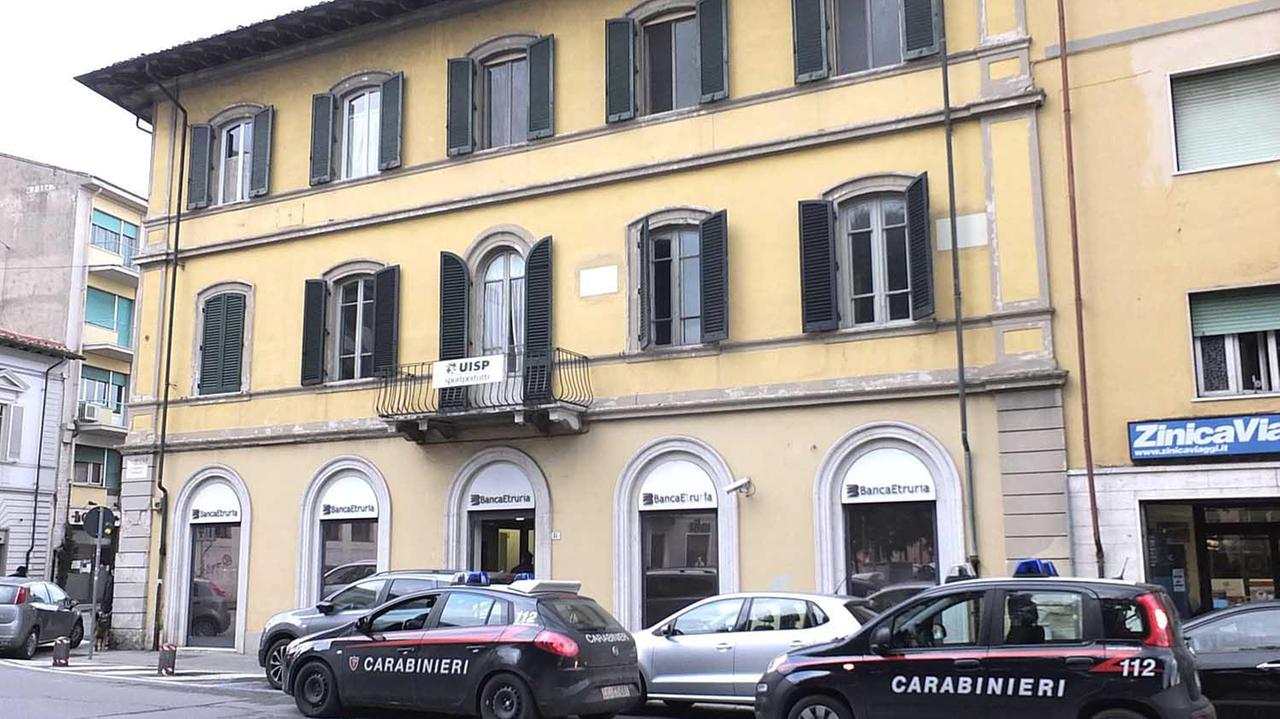 In tre rapinano la Banca Etruria e scappano a piedi