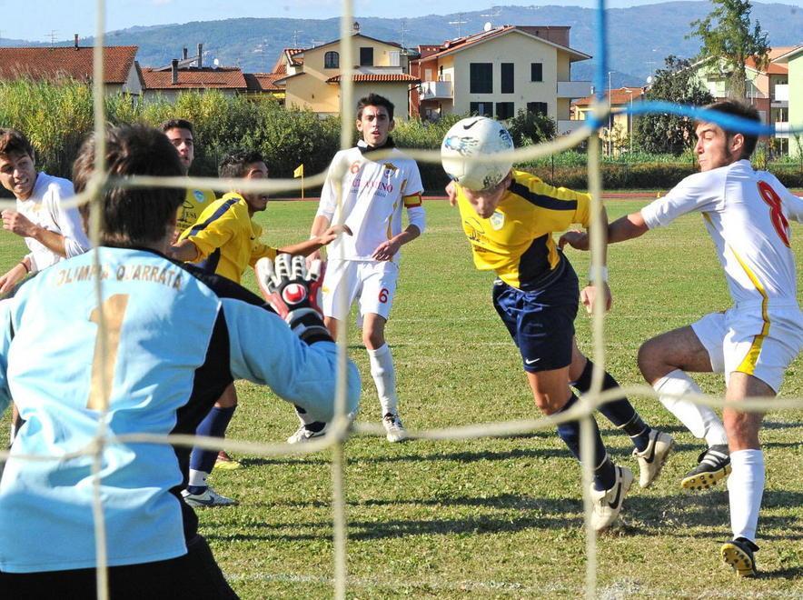 Un'azione di calcio giovanile