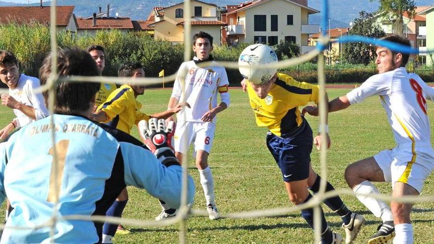 Un'azione di calcio giovanile