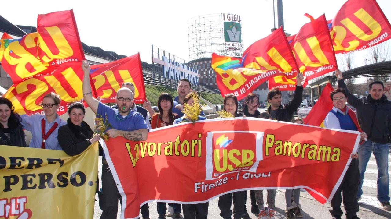 Una protesta dei dipendenti del supermercato Panorama ai Gigli