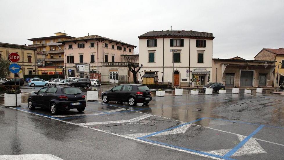 La viabilità di piazza del popolo ancora al centro di polemiche (foto Nucci)