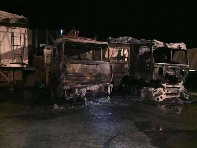 Incendio in un cantiere: distrutti due camion