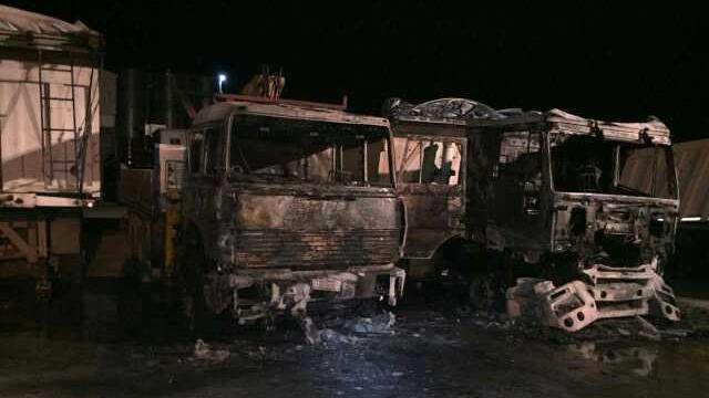 Incendio in un cantiere: distrutti due camion