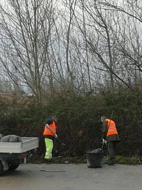 Addetti del Comune al lavoro per ripulire le strade 