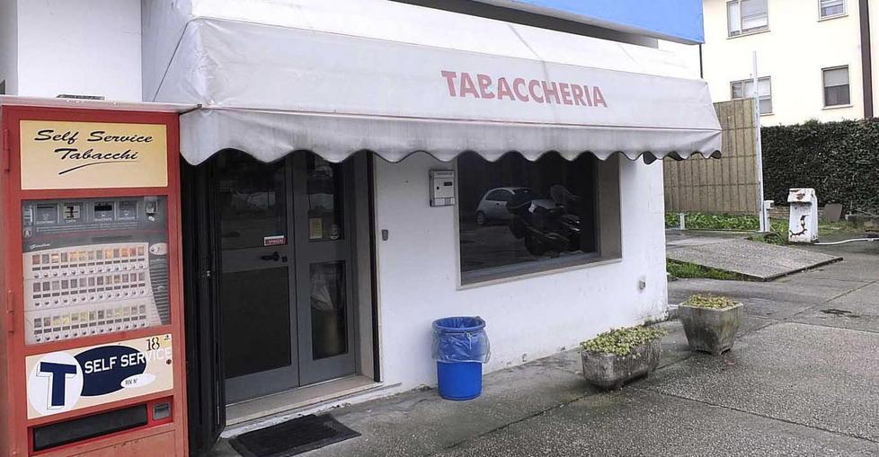 Sfondano la vetrata e svaligiano il tabaccaio 