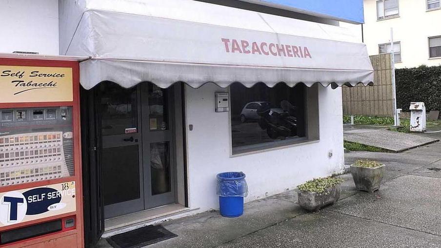 Sfondano la vetrata e svaligiano il tabaccaio