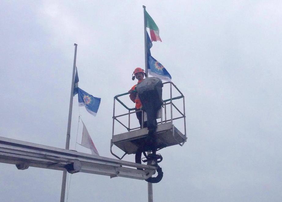 Piazza Mazzini con 36 bandiere nuove
