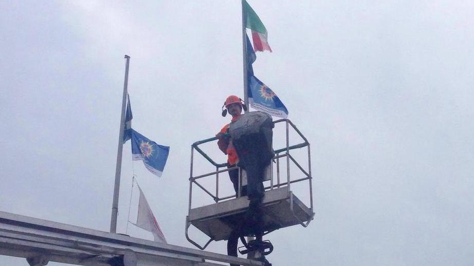Piazza Mazzini con 36 bandiere nuove