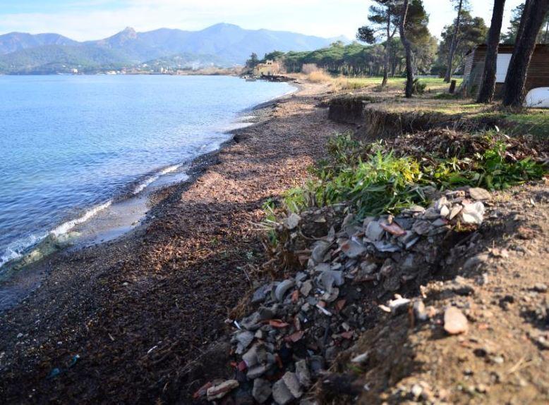 Rifiuti e degrado sulla spiaggia delle Prade 