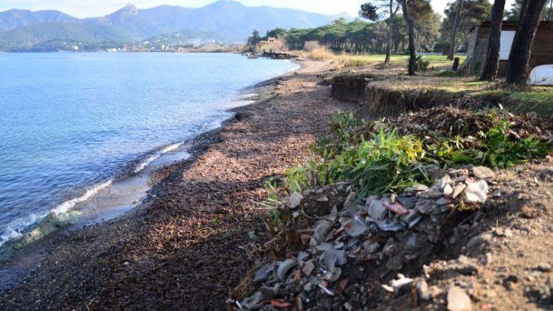 Rifiuti e degrado sulla spiaggia delle Prade