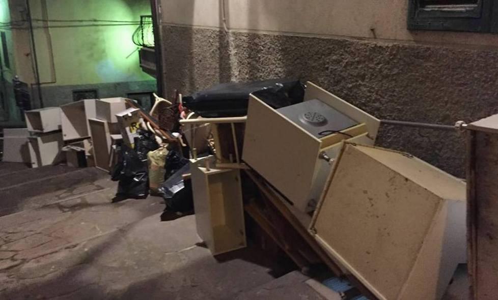L’ex “salotto buono” stracolmo di mobili