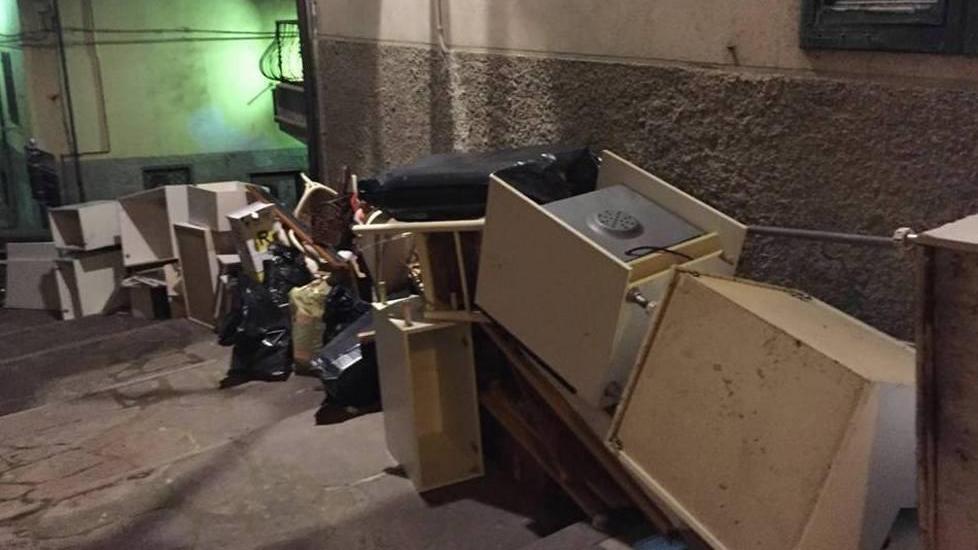 L’ex “salotto buono” stracolmo di mobili