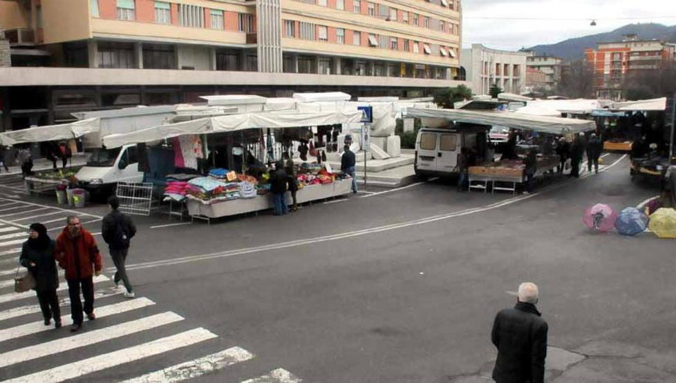 Il mercato in centro non va La delusione degli ambulanti 