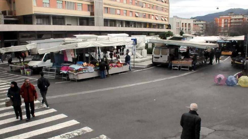 Il mercato in centro non va La delusione degli ambulanti