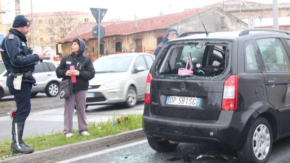 Scooterista tampona l’auto e sfonda il lunotto con il casco