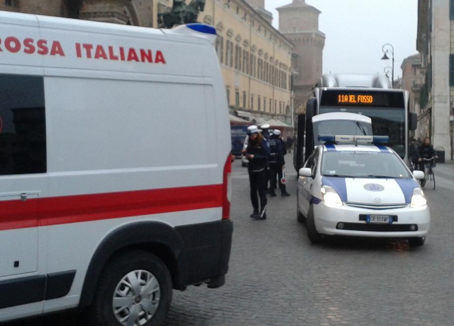 Frenata improvvisa, due contusi