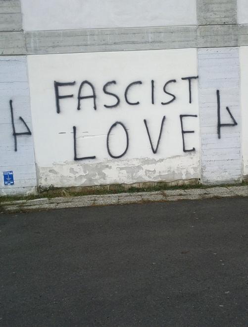Inneggiano al fascismo sui muri della scuola 