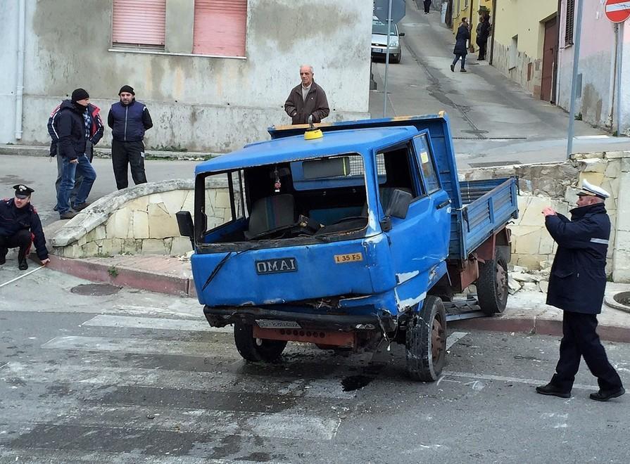Tragedia sfiorata a Nulvi, camion senza freni si schianta contro una ringhiera 