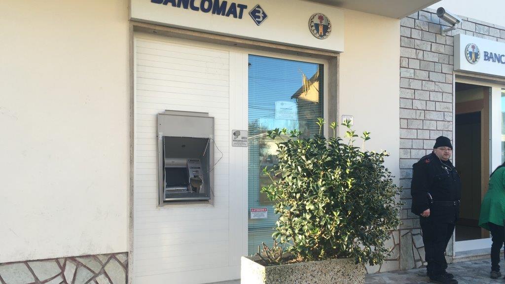 Lo sportello della Banca di Cambiano fatto saltare a Orentano
