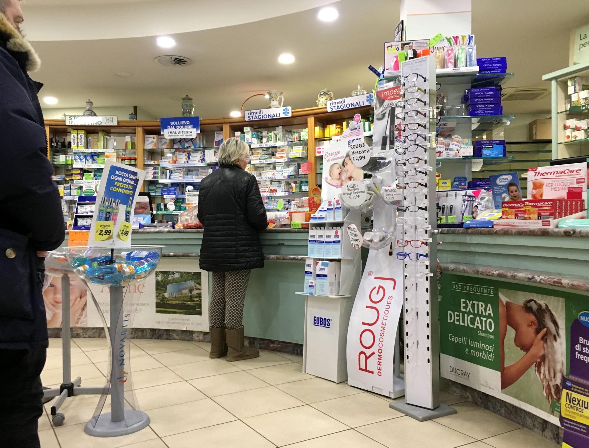 L'interno di una farmacia (foto d'archivio)