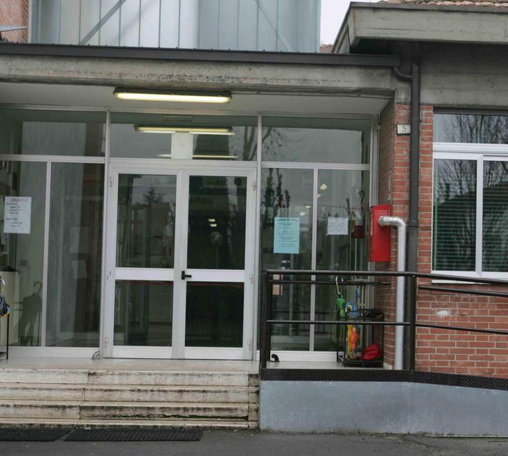 Maestra aggredita da una mamma davanti a scuola 