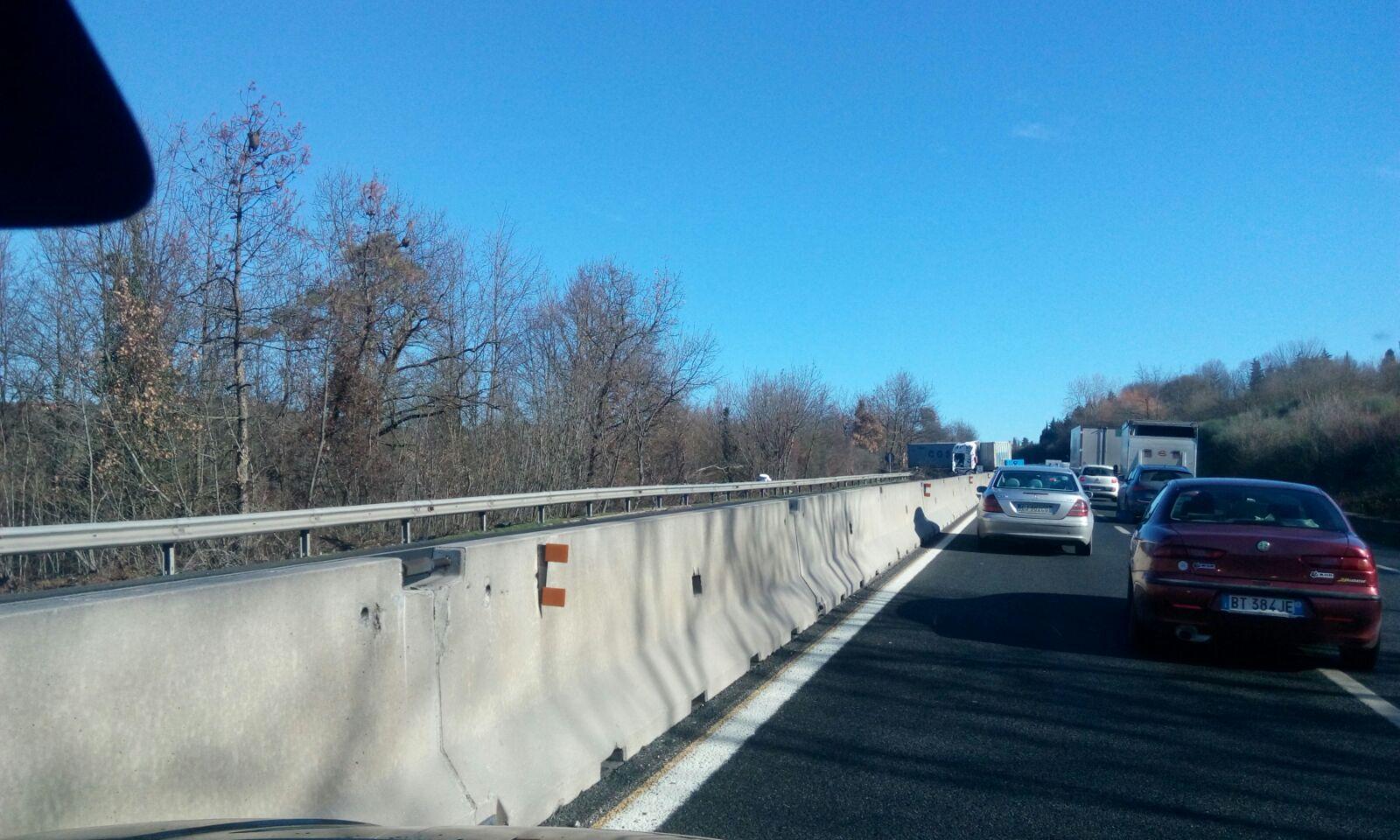 Tir va fuori strada lungo la superstrada e blocca una carreggiata