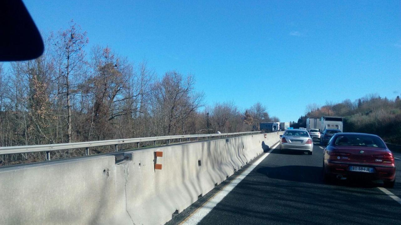 Tir va fuori strada lungo la superstrada e blocca una carreggiata