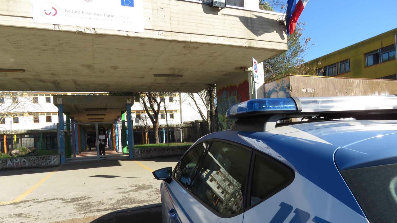 L'intervento della polizia all'Istituto Datini di via di Reggiana
