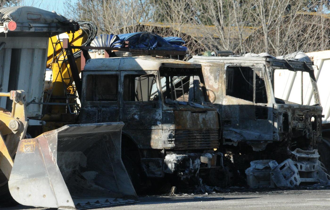 I due camion incendiati (foto Giorgio)