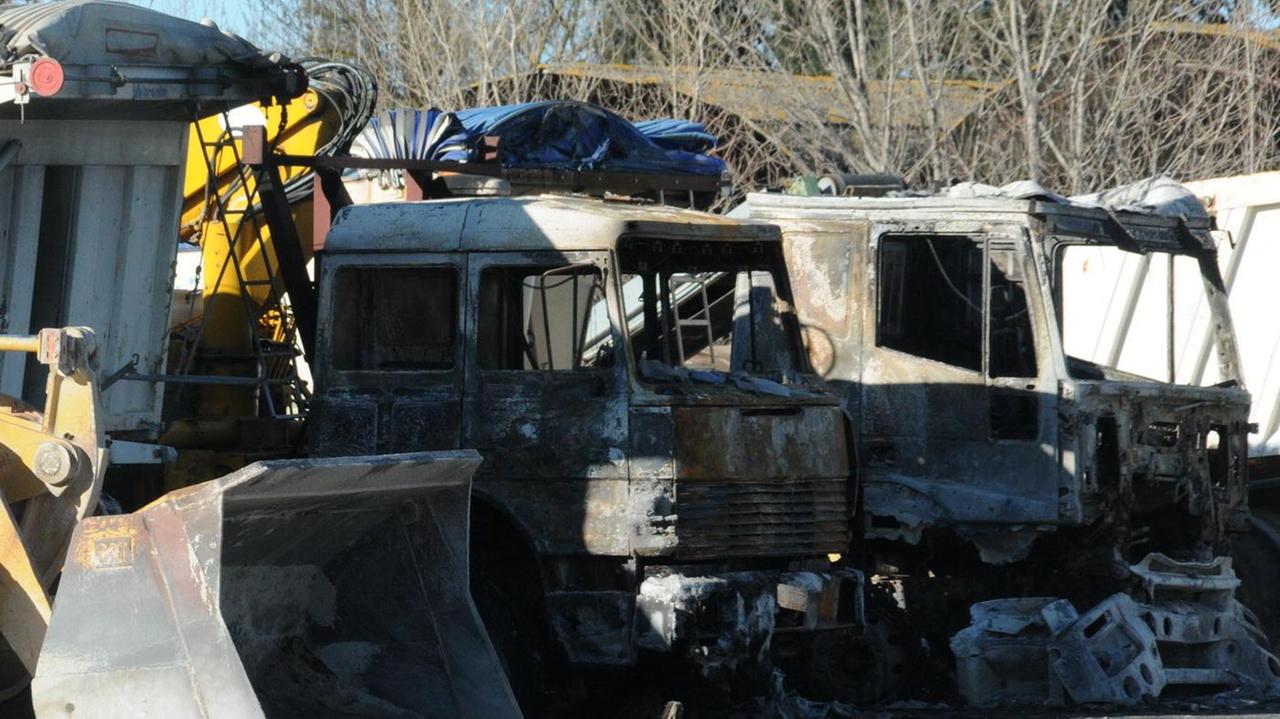 I due camion incendiati (foto Giorgio)