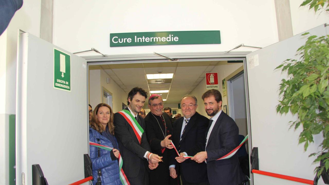 Il taglio del nastro del nuovo reparto di cure intermedie negli ex Infettivi (foto Batavia)
