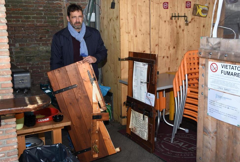 Carlo Agresti, il titolare dello Chalet, nel suo locale (foto Agenzia Bf)