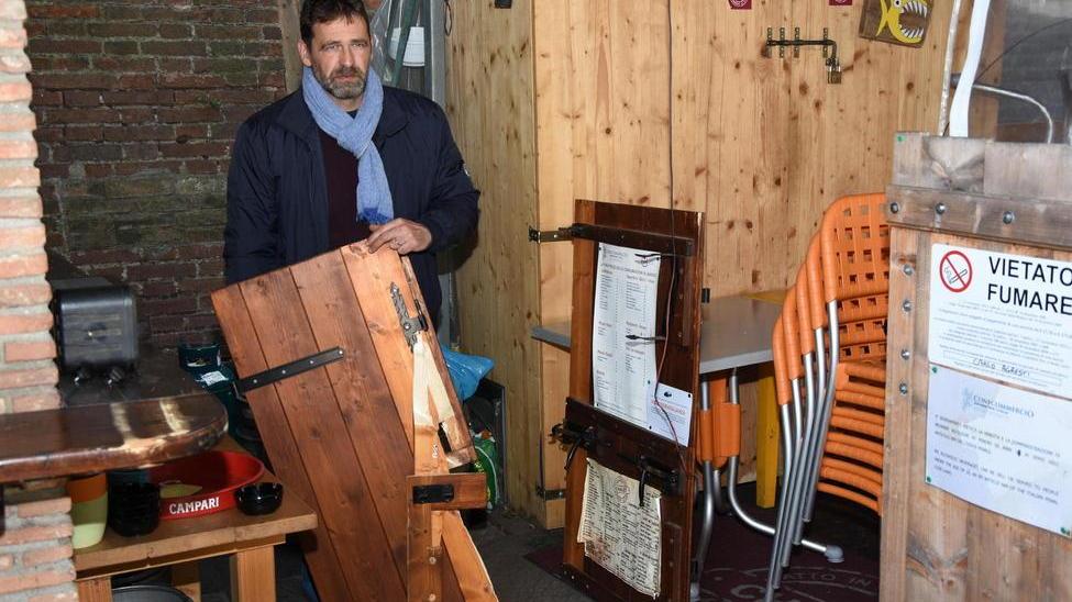 Carlo Agresti, il titolare dello Chalet, nel suo locale (foto Agenzia Bf)