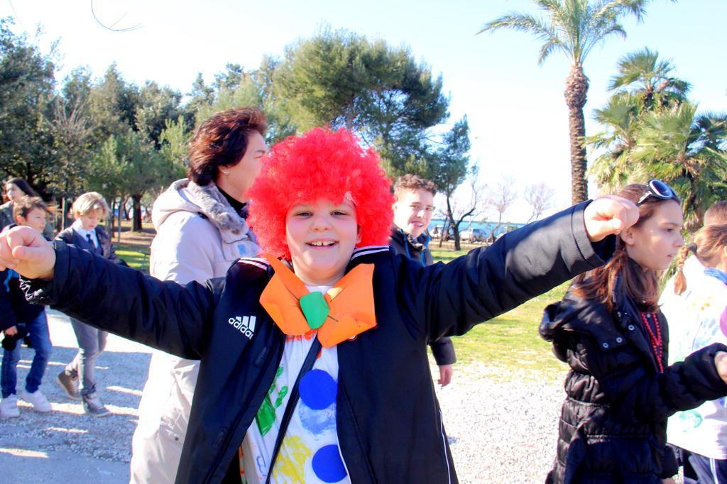 Un bambino in maschera (foto d'archivio)