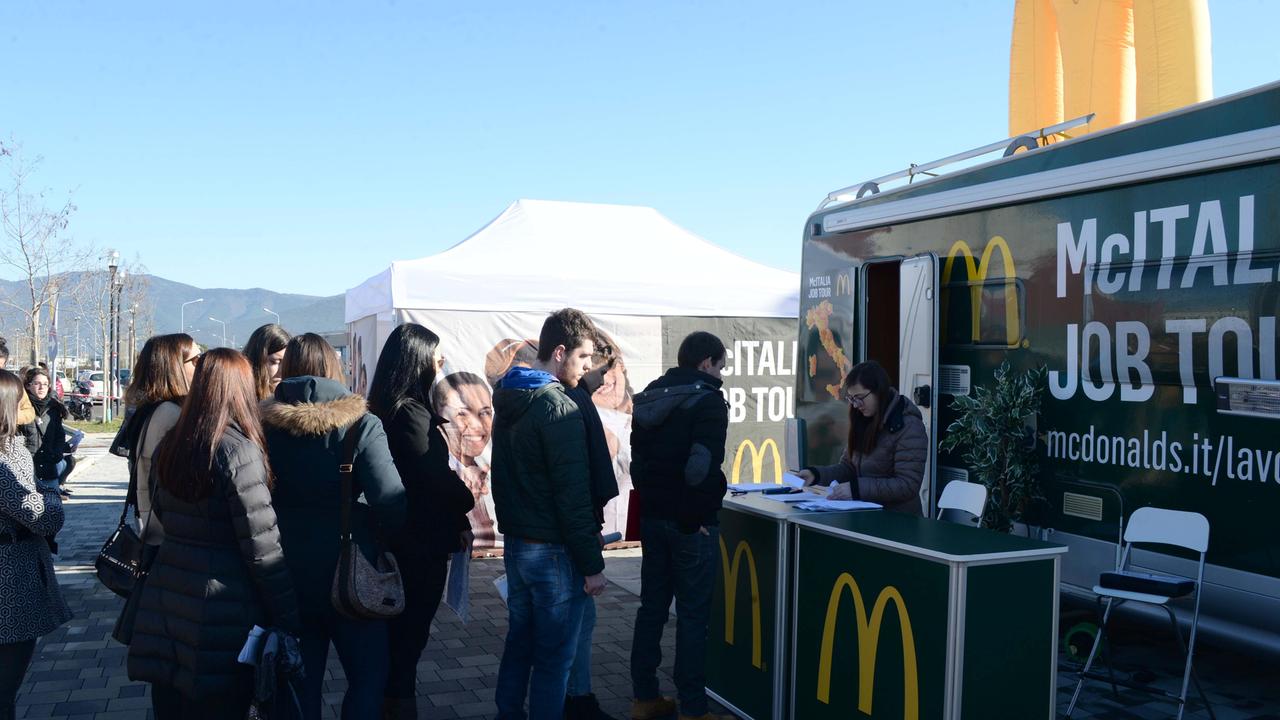 Candidati in fila per il colloquio davanti ai selezionatori di McDonald's (Foto Franco Silvi)