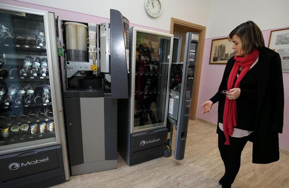 La direttrice Rossella Quirini mostra le macchinette scassinate alla scuola Berni (Foto Nucci)