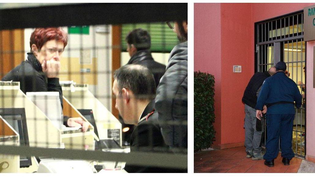 I carabinieri all'interno della banca con i dipendenti e a destra i rilievi (Foto Agenzia Carlo Sestini)