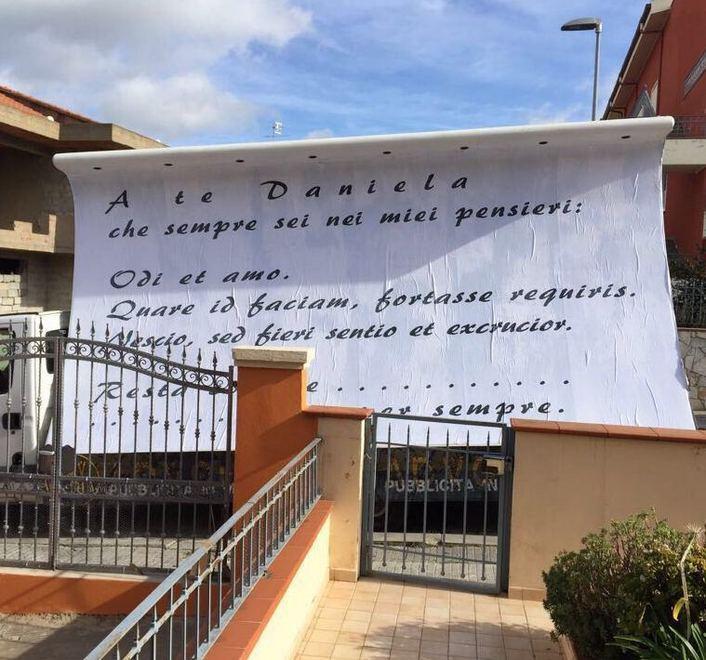 Sorso, un “camion vela” sotto casa per dirle «Ti amo» 