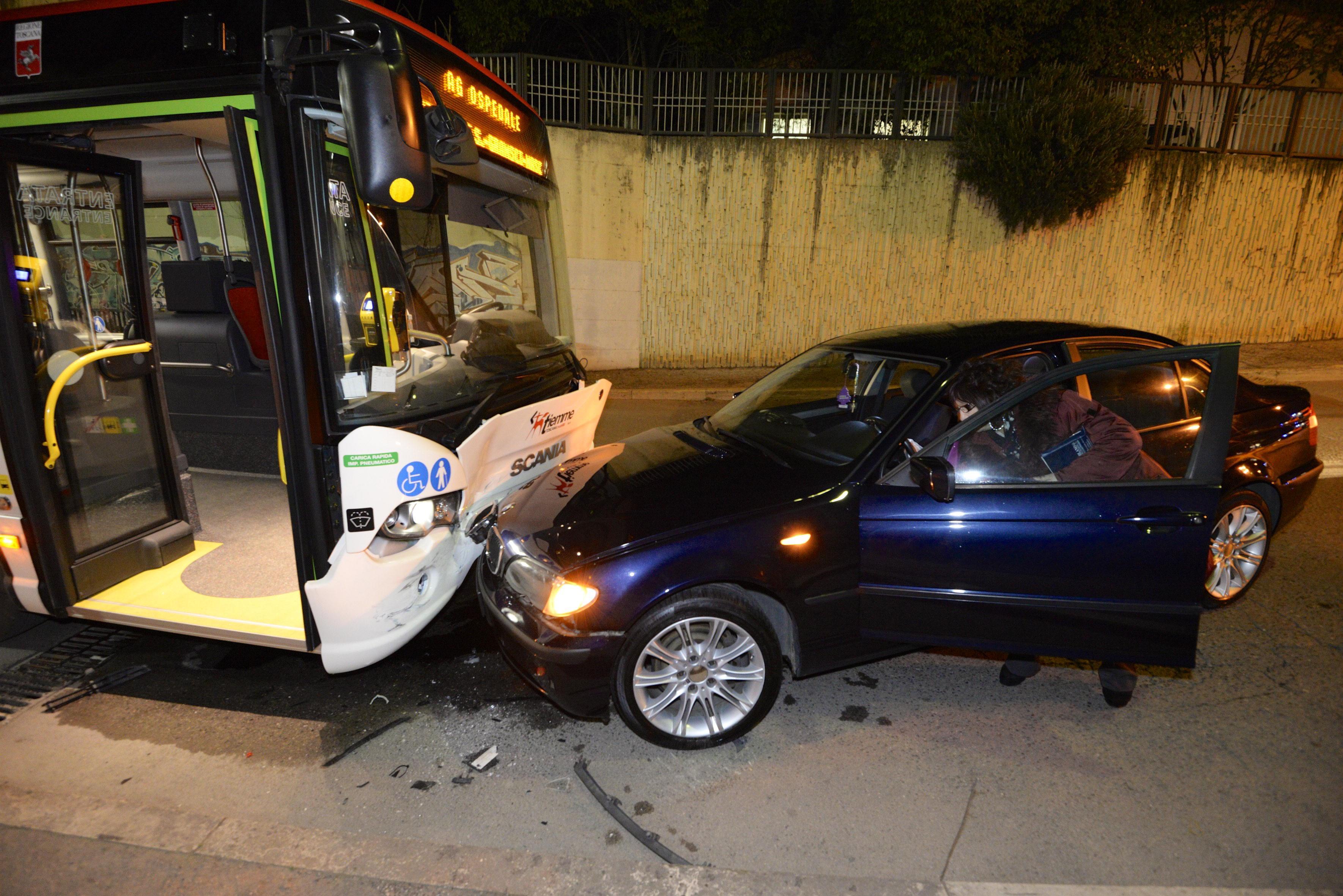 Autobus diretto in ospedale si scontra con un'auto, due feriti