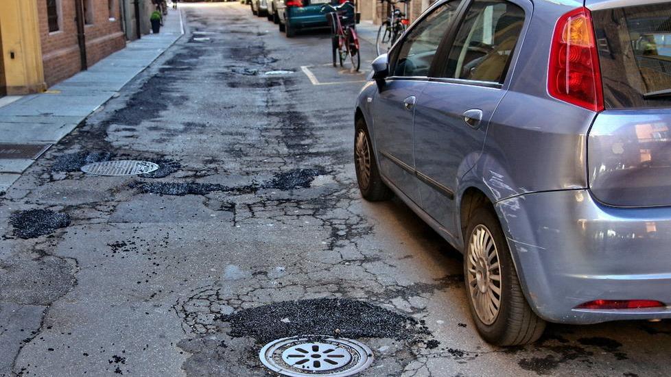Modena, anziana cade in bici: subito chiusa la buca