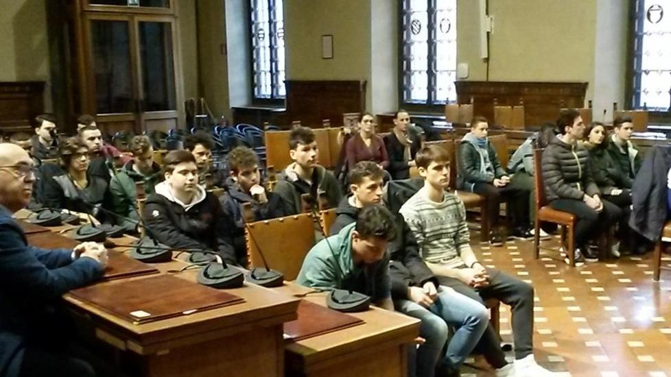Studenti in Calabria a raccogliere arance