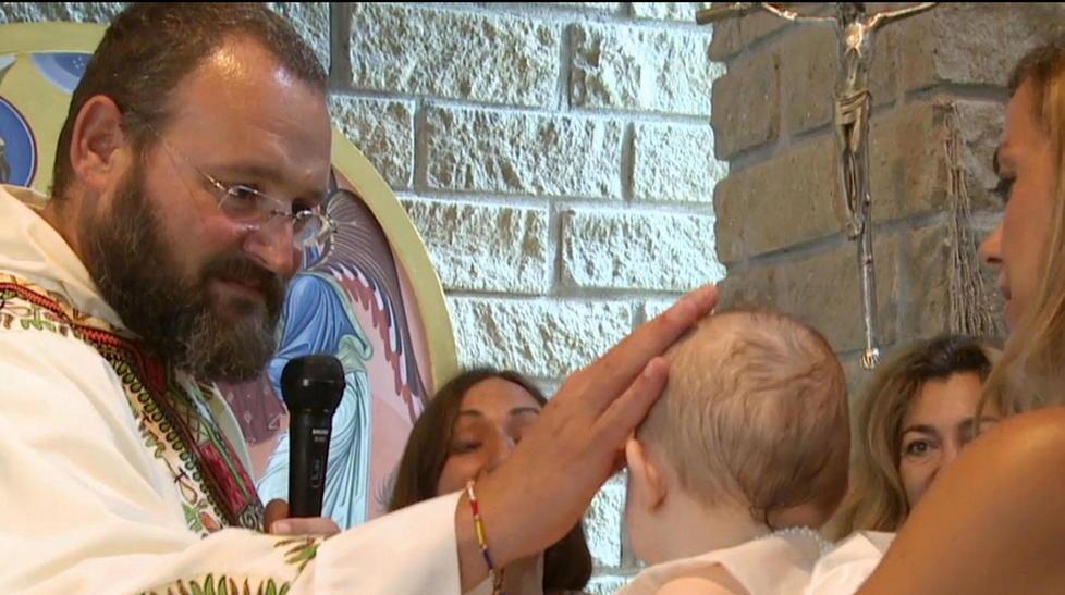 Battesimo delle gemelline, “mea culpa” del prete 