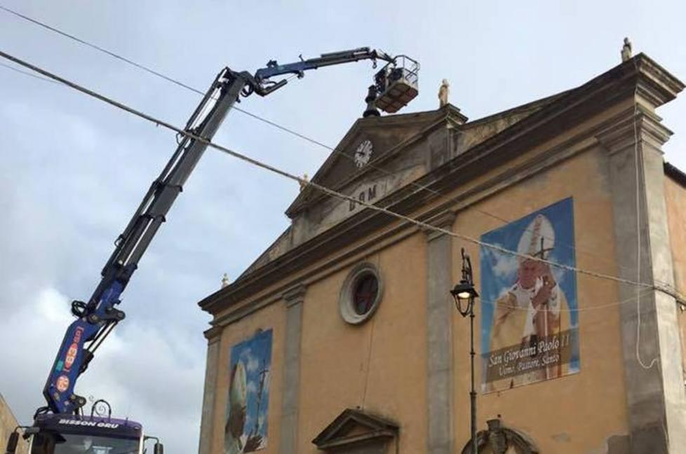 Rimessa a posto la croce sulla chiesa parrocchiale