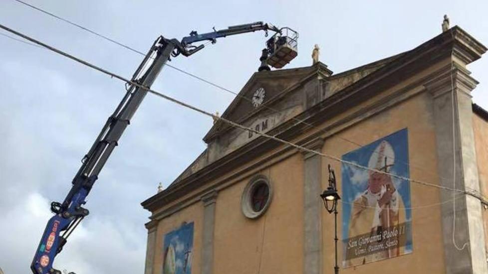 Rimessa a posto la croce sulla chiesa parrocchiale