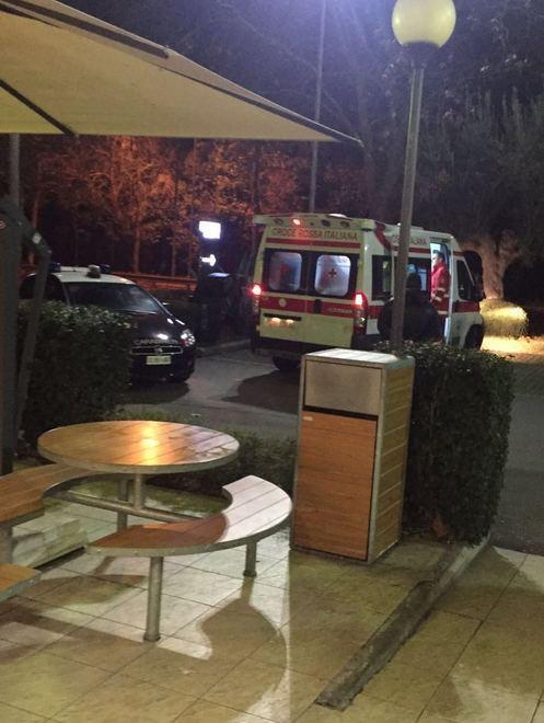 Barricati dentro il fast food per mezz’ora 