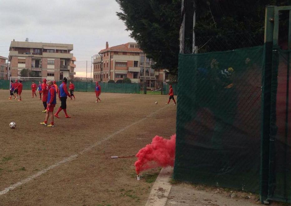 Cori e fumogeni rossi I tifosi si fanno sentire in attesa del Rieti 