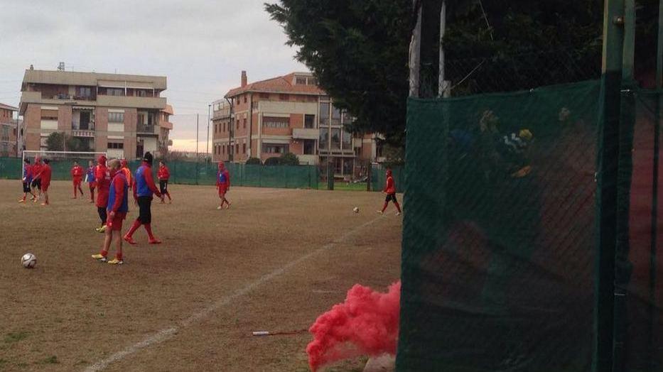 Cori e fumogeni rossi I tifosi si fanno sentire in attesa del Rieti
